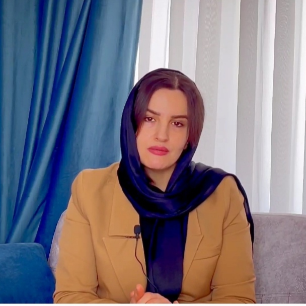 منیر، مربی گچ‌بری مدرن گروه هنری سوزان